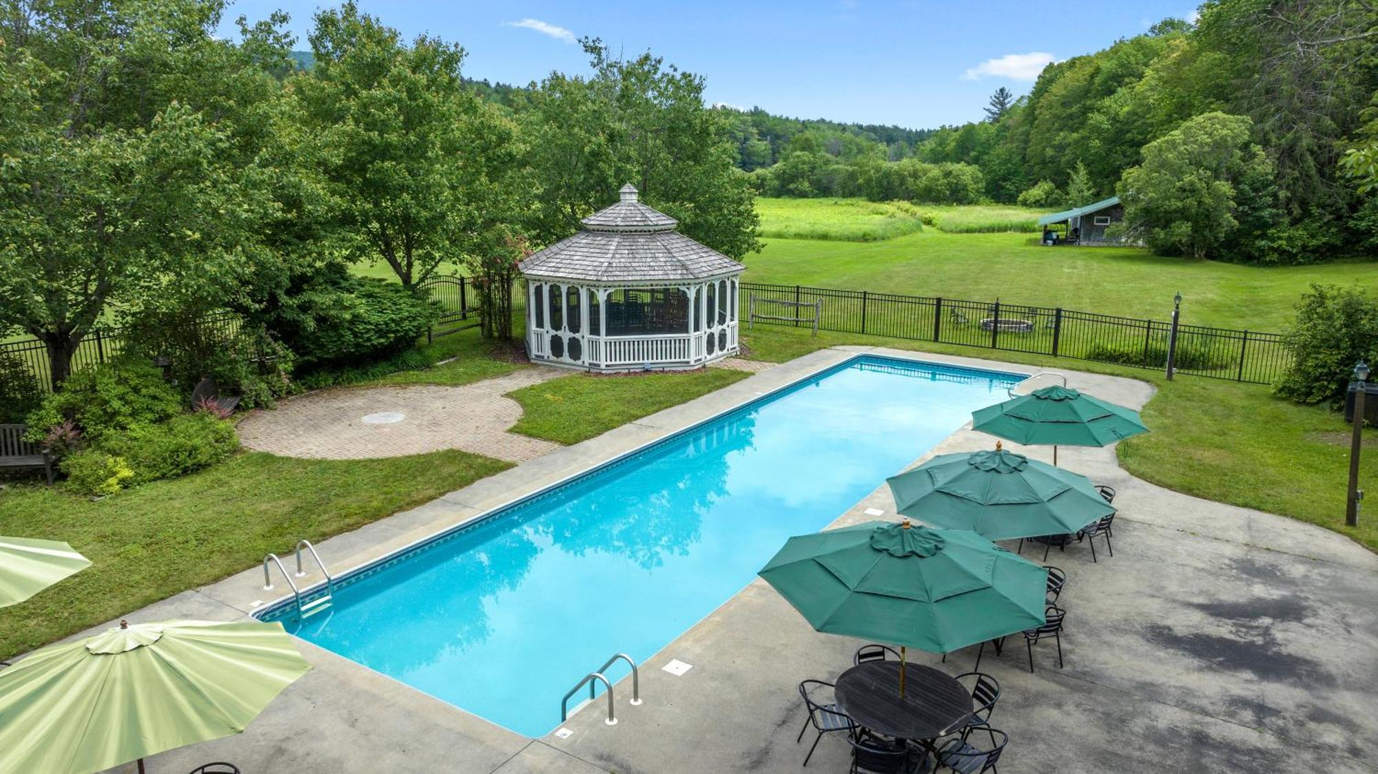 Mountaineer Inn West Dover Bagian luar foto