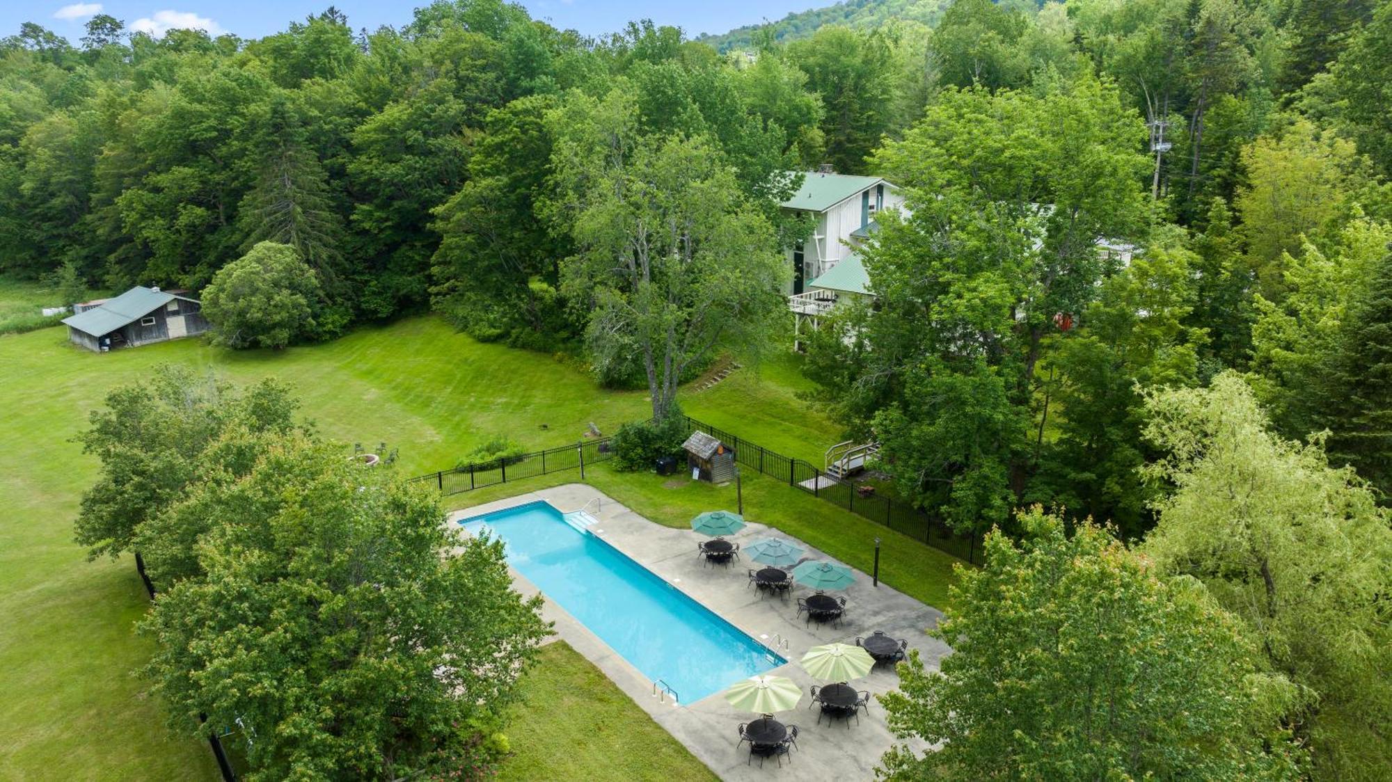 Mountaineer Inn West Dover Bagian luar foto