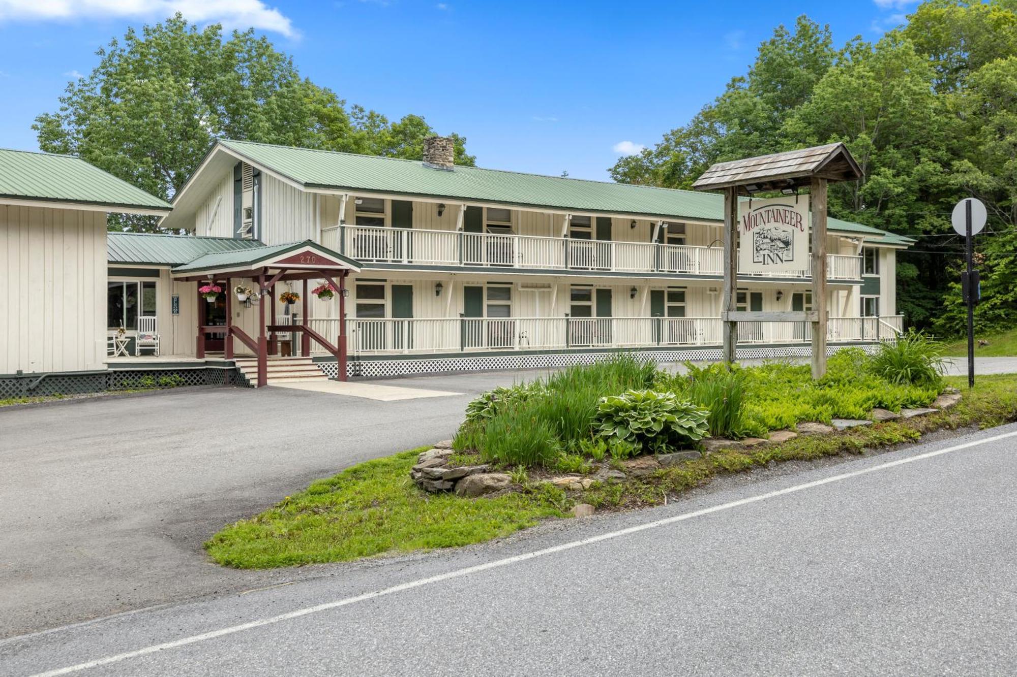 Mountaineer Inn West Dover Bagian luar foto