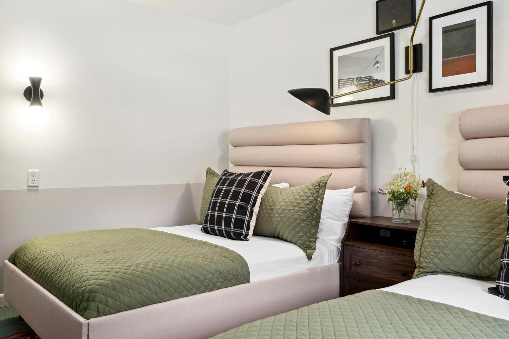 Mountaineer Inn West Dover Bagian luar foto