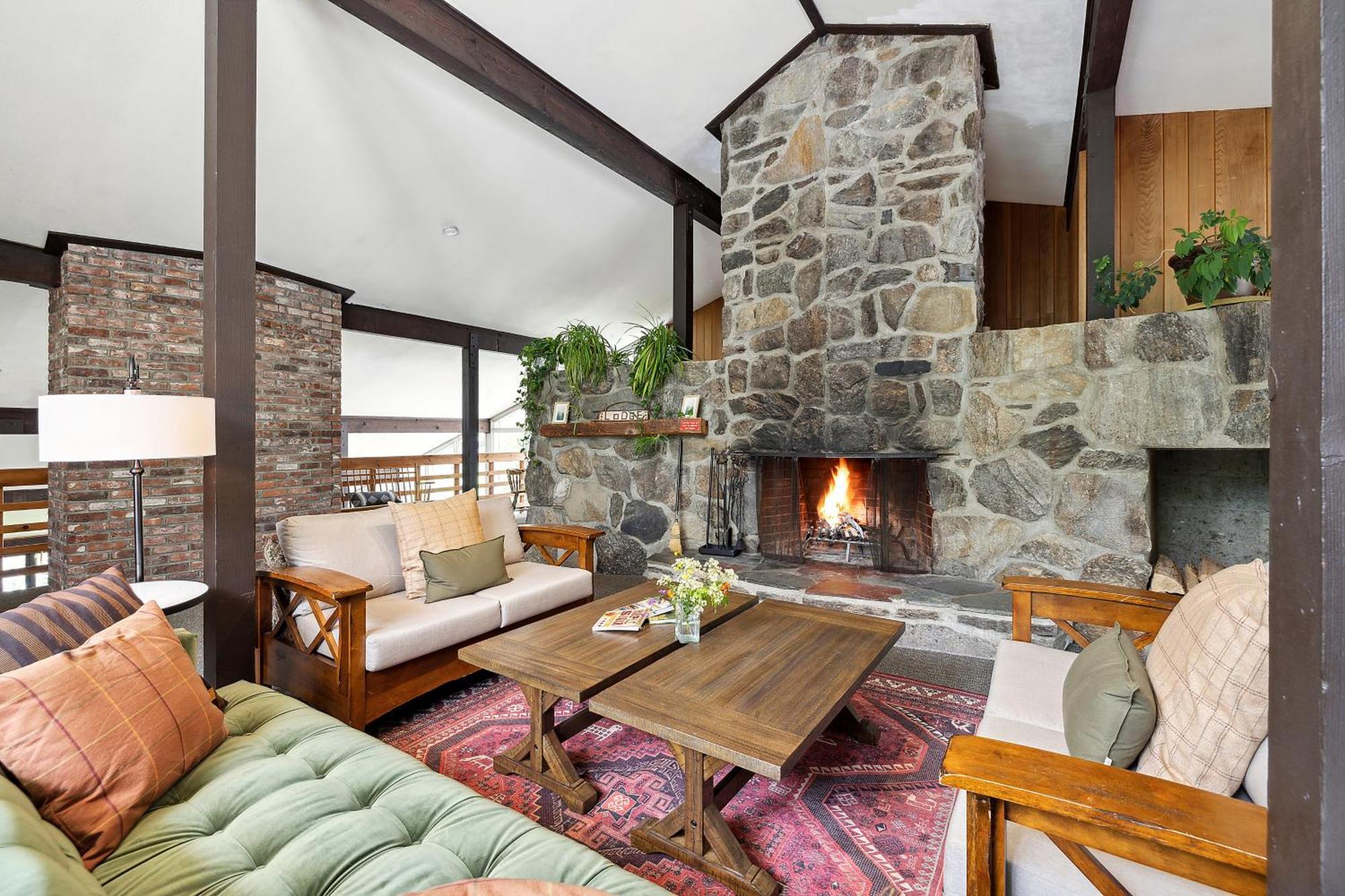 Mountaineer Inn West Dover Bagian luar foto