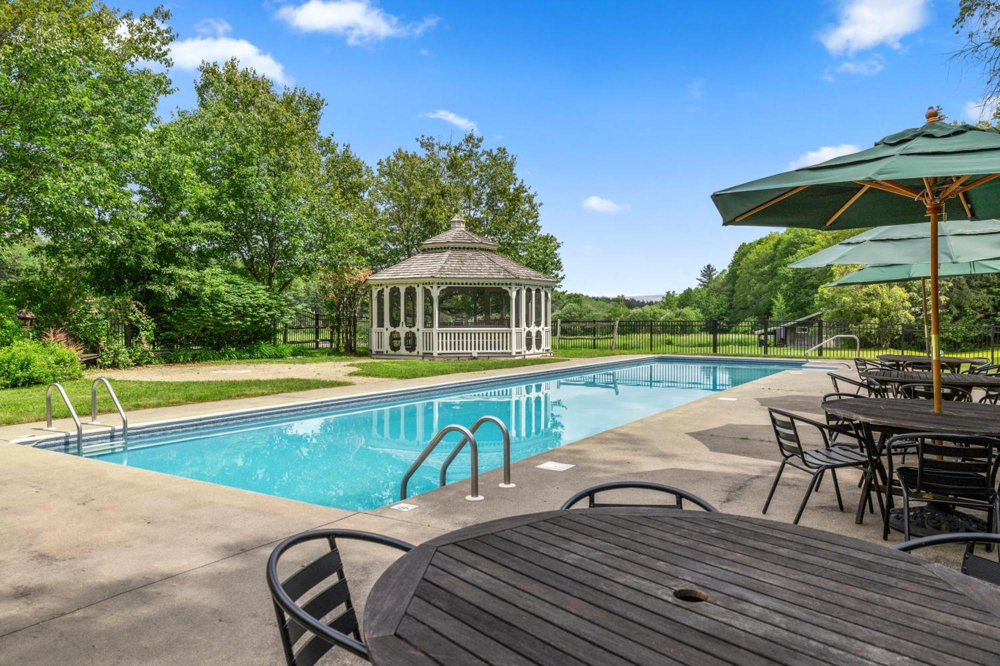 Mountaineer Inn West Dover Bagian luar foto